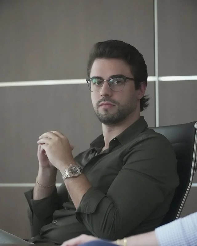 Sócio da Afonsina Oliveira em reunião estratégica no escritório